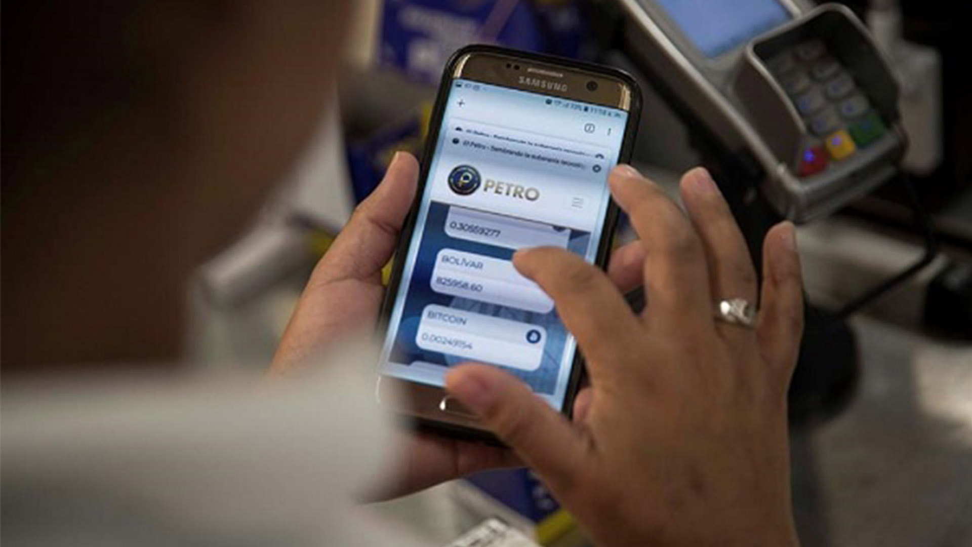 Economista asegura que casi 6 millones de personas aún no utilizan el bono en petros entregado por Nicolás Maduro