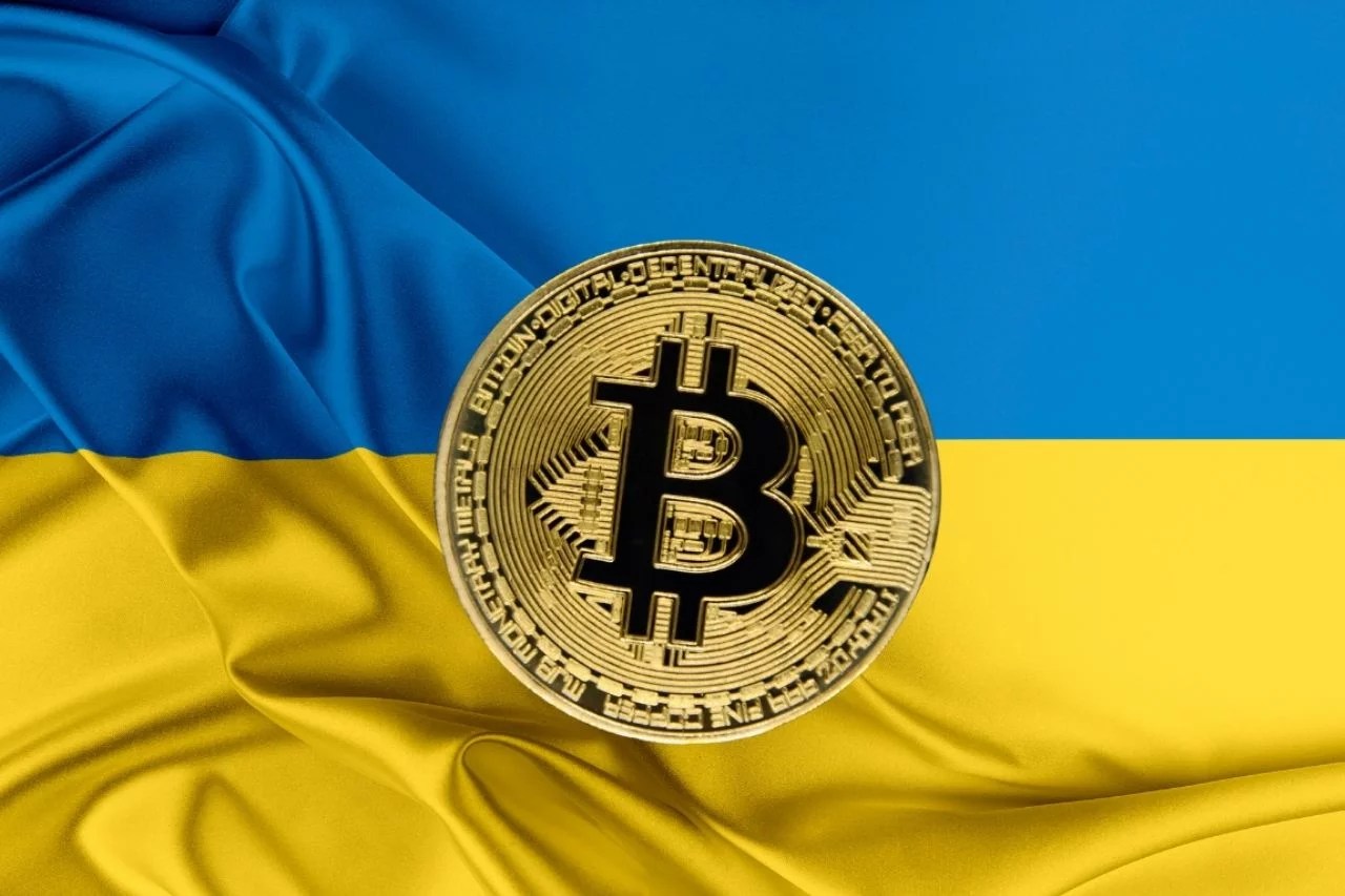 Presidente de Ucrania, Volodymyr Zelensky, firma el proyecto de ley que legaliza y regula las criptomonedas en el país