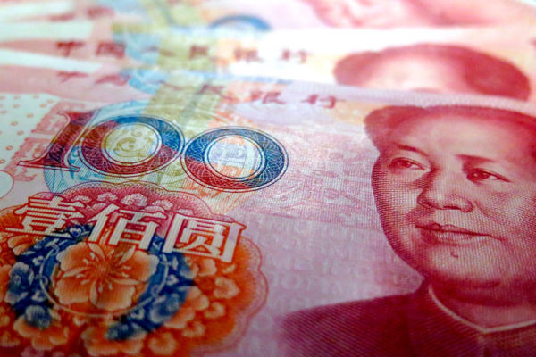 Pakistán empezó a pagar por el petróleo ruso utilizando yuanes, la divisa de China